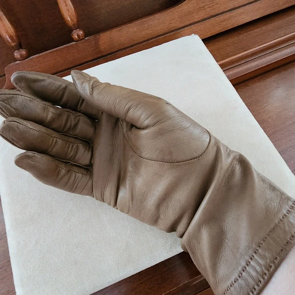 Women's Vintage Christian Dior Leather Gloves Silk lining in Camel Brown Sz 7.5